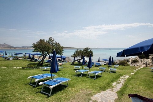 Elegant 19 sq m room featuring a double bed or two single beds and a private bathroom with shower, bidet, and hairdryer. The room also features an outdoor space with a sea view, a patio or terrace, furnished with a table and chairs. Breakfast is included