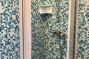 Regadera, bidet, toallas