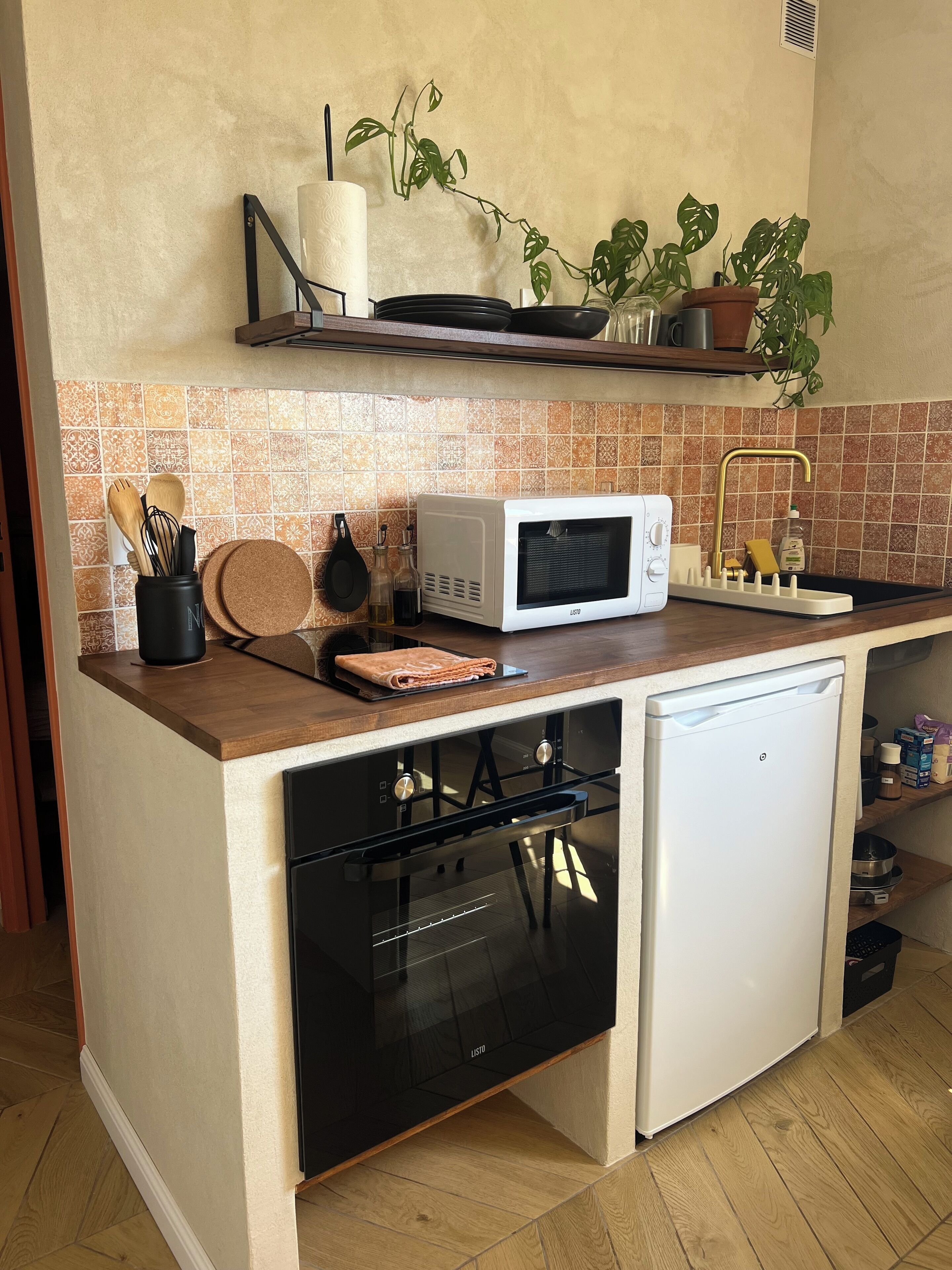 Coffee/tea maker, fridge, microwave, oven