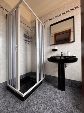 Dusch, hårtork, bidé och handdukar