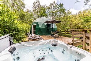 Terrace/patio - “La Belle Étoile” – Luxury Dome 40 m² – Jacuzzi (La Dornac)