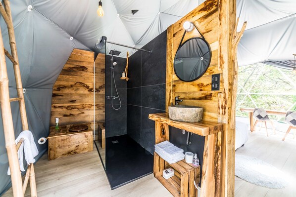 Shower, hair dryer - “La Belle Étoile” – Luxury Dome 40 m² – Jacuzzi (La Dornac)