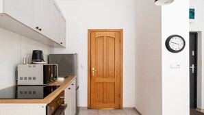 Oven, stovetop, cookware/dishes/utensils, dining tables - Łódź Legionów Apartment M1 - Parking, Top Location (Łódź)