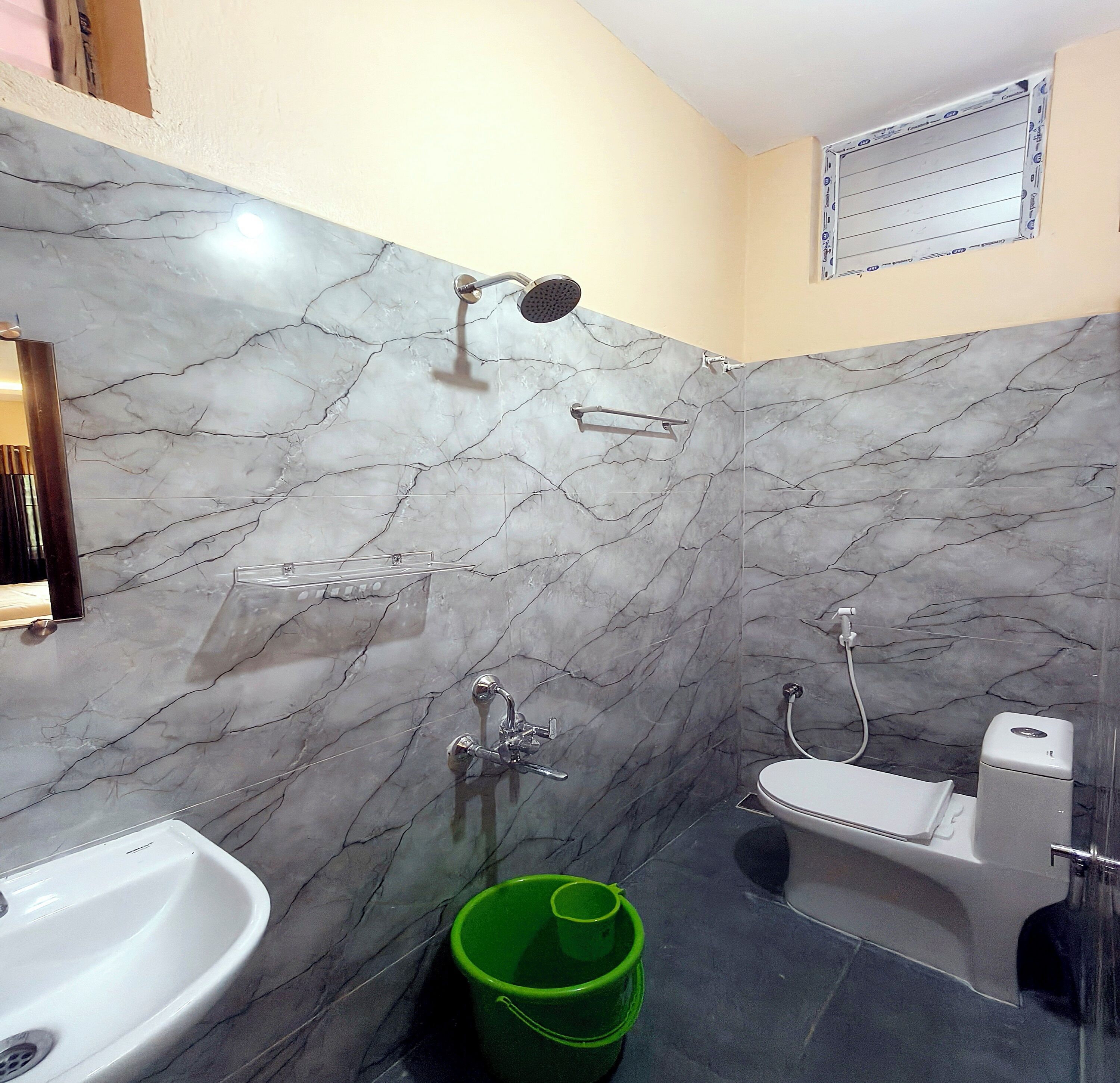 Classic Double Room | Bathroom | Shower, rainfall showerhead, free toiletries, towels