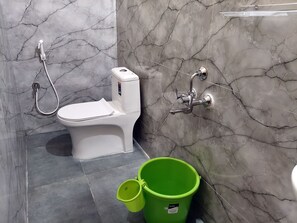 Shower, rainfall showerhead, free toiletries, towels - Suba Lakshmi Guest House (Vanur)