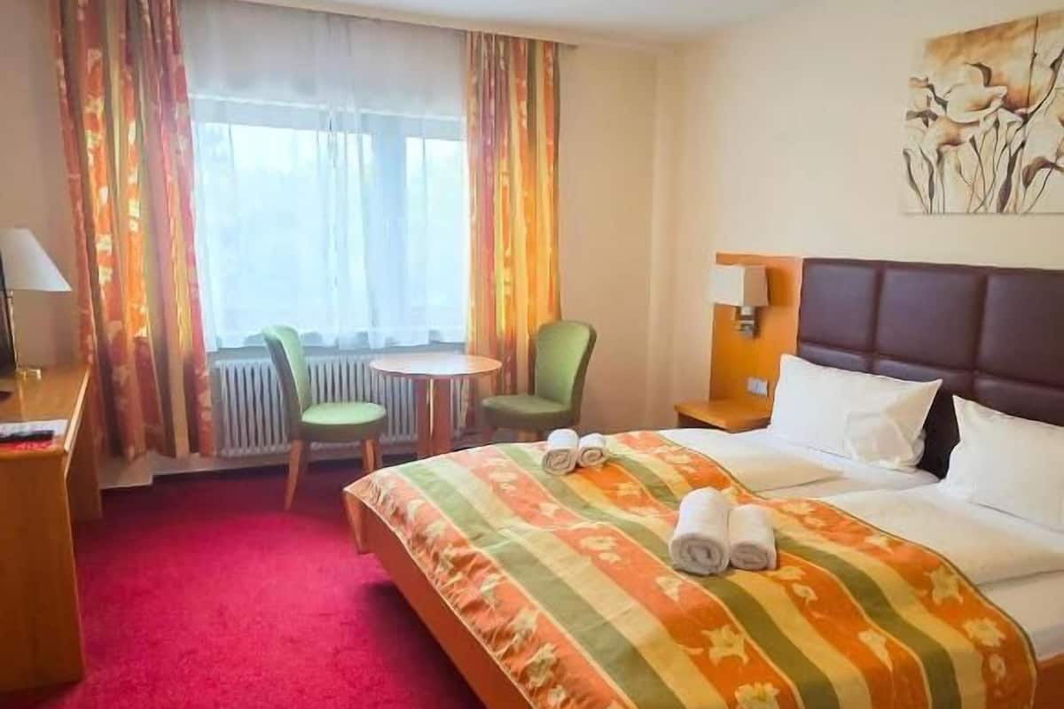 Standard-Doppelzimmer | Laptopgeeigneter Arbeitsplatz, kostenloses WLAN