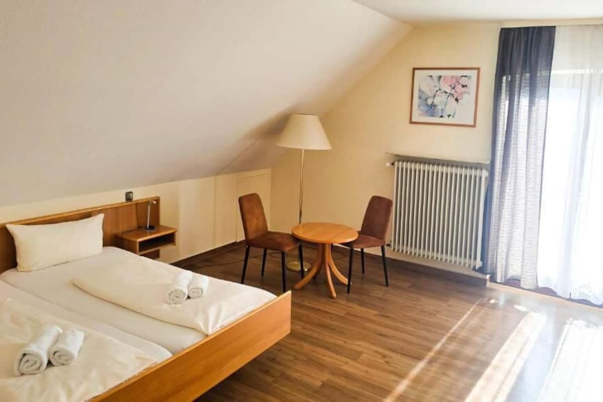 Comfort-Doppelzimmer, Balkon, Flussblick | Laptopgeeigneter Arbeitsplatz, kostenloses WLAN