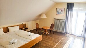 Comfort-Doppelzimmer, Balkon, Flussblick | Laptopgeeigneter Arbeitsplatz, kostenloses WLAN