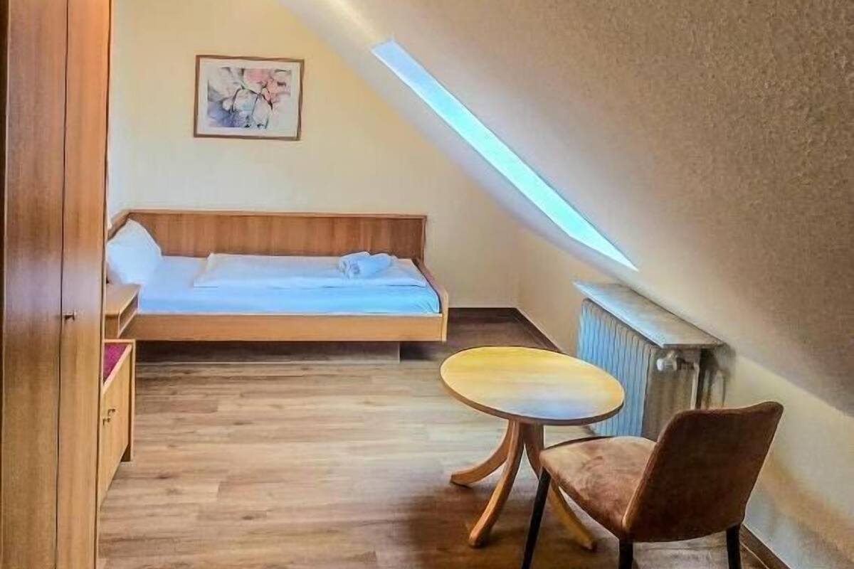 Standard Single Room | Laptop workspace, free WiFi