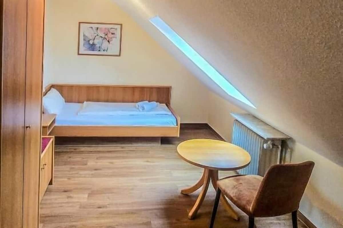 Standard-Einzelzimmer | Laptopgeeigneter Arbeitsplatz, kostenloses WLAN