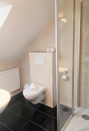 Standard-Einzelzimmer | Badezimmer | Dusche, Haartrockner, Handtücher, Seife