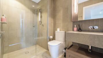 Hårføner, håndklær, såpe og toalettpapir