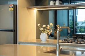 Private kitchen - The Starcatcher’s Nest - Lv 33 Skyhome on The Star (Brisbane City)