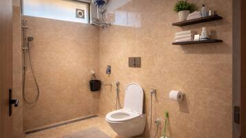 Douche, articles de toilette gratuits, serviettes fournies, savon