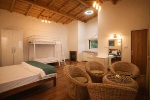 Grand Room | Desk, free WiFi