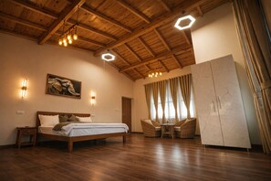 Grand Room | Desk, free WiFi