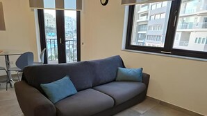 Living area - Seaview 1-bedroom apartment with AC in St. Julian's (St. Julian's)