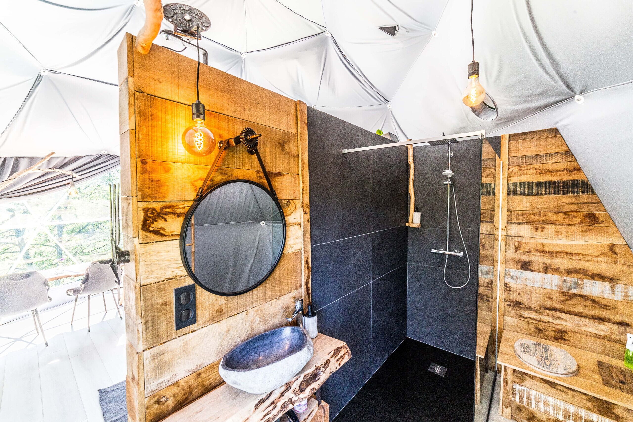 Douche, sèche-cheveux