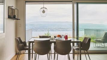 Deluxe-Apartment, Balkon, Seeblick | Speisen