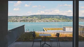 Departamento Confort, balcón, vista al lago | Restaurante al aire libre