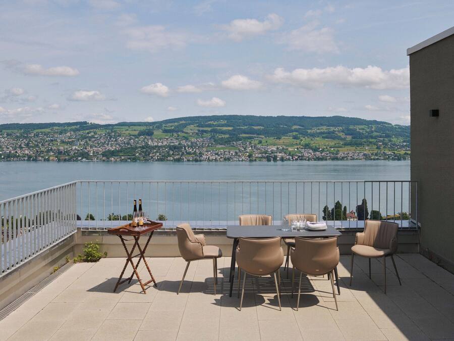 Ático, vistas al lago | Restaurante al aire libre