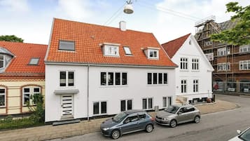Apartment, 3 Bedrooms, Smoking, Garden View | Front of property