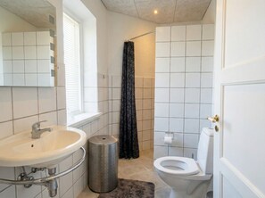 Apartment, 3 Bedrooms, Smoking, Garden View | Bathroom - Central Penthouse, 3br, City Views, Walk to Everything (Esbjerg)