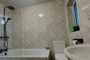 Duschwanne, Komfortbadewanne, Haartrockner, Handtücher
