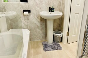 Suihkun ja ammeen yhdistelmä, syvä kylpyamme, hiustenkuivaaja, pyyhkeet