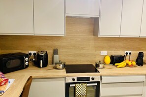 Tủ lạnh, lò vi sóng, lò nướng, bếp nấu 