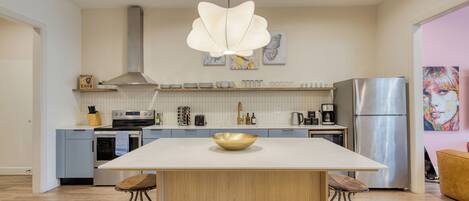 Kjøleskap, mikrobølgeovn, ovn og kokeplater