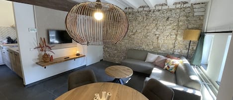 Una televisión, una mesa de tenis de mesa, libros