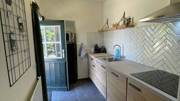 Fridge, microwave, dishwasher, cookware/dishes/utensils