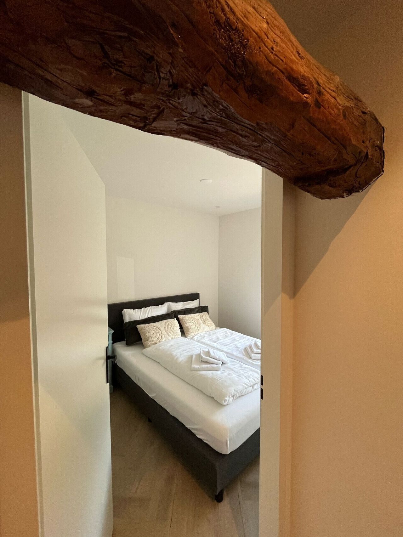 Een bureau, wifi, beddengoed