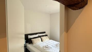 Een bureau, wifi, beddengoed