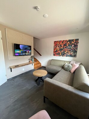 Fernseher, Tischtennisplatte, Bücher