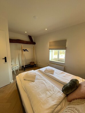 Desk, WiFi, bed sheets - Valley View Cottage 07.  4p-Courtyard Cottage near Valkenburg (Voerendaal)