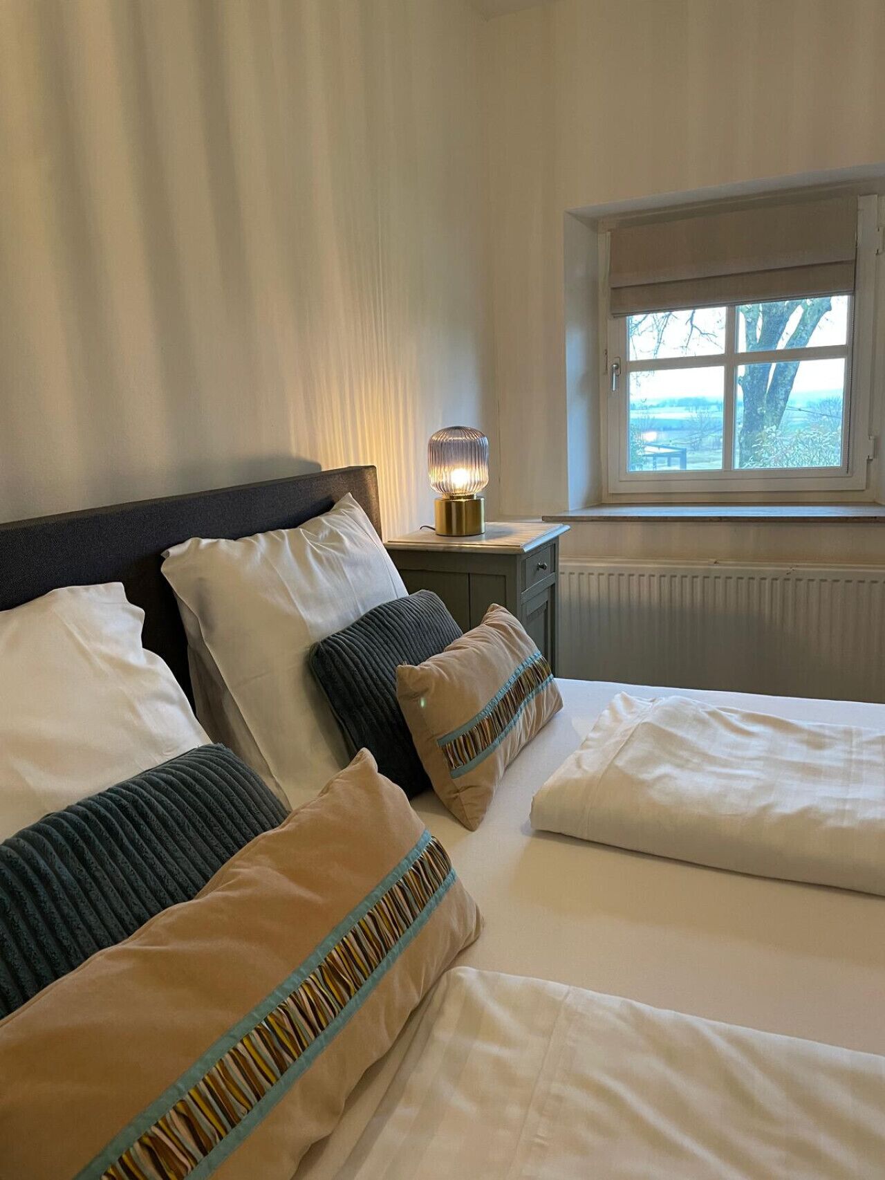 2 bedrooms, desk, WiFi, bed sheets