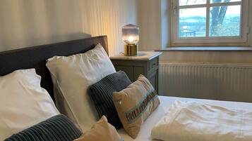 2 bedrooms, desk, WiFi, bed sheets