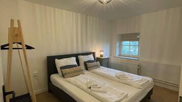 2 bedrooms, desk, WiFi, bed sheets