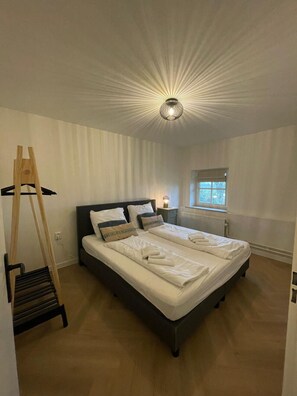 2 bedrooms, desk, WiFi, bed sheets