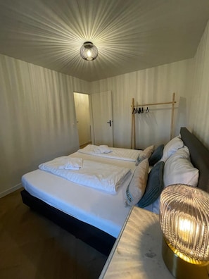 2 bedrooms, desk, WiFi, bed sheets
