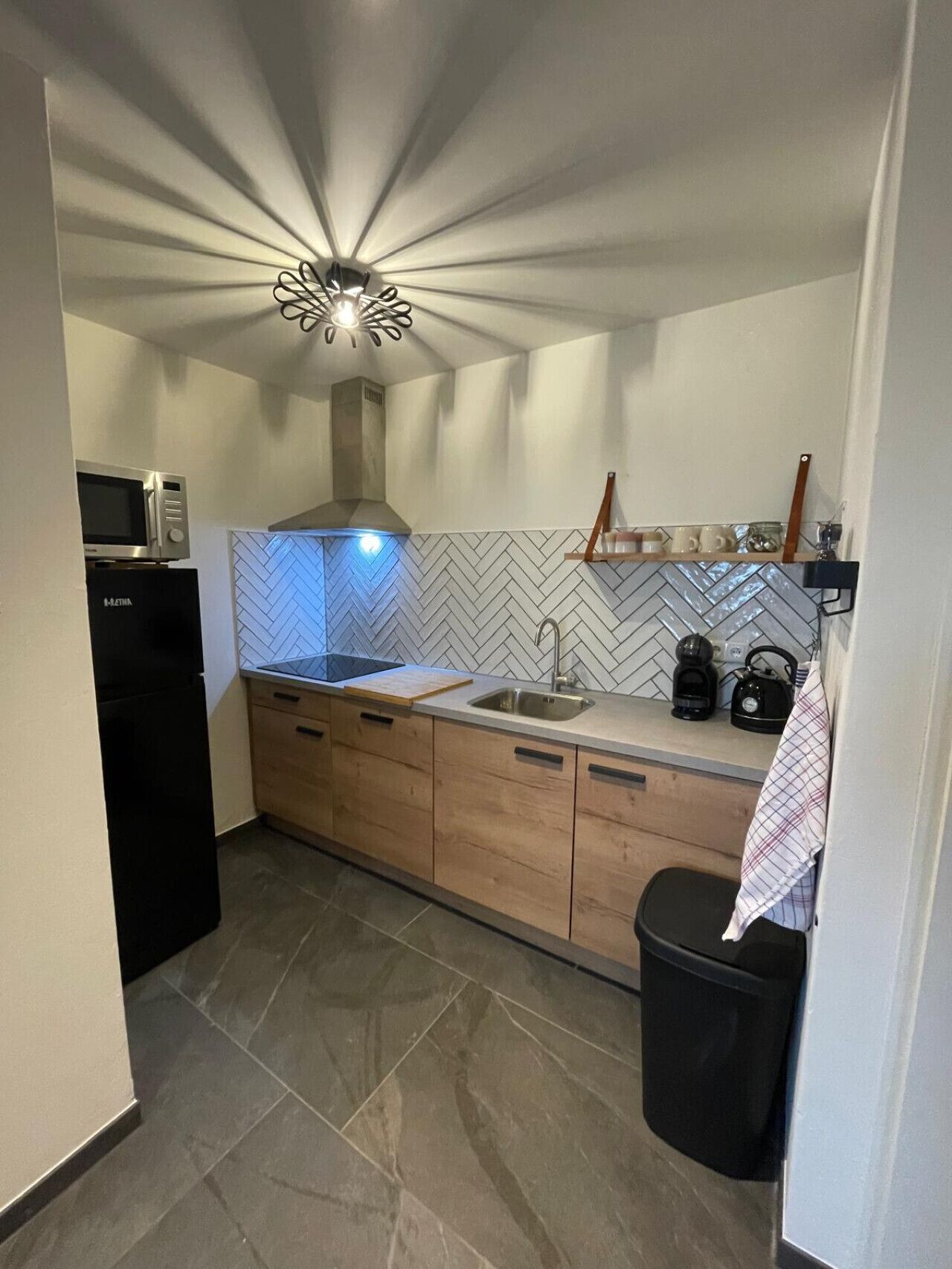 Fridge, microwave, dishwasher, coffee/tea maker