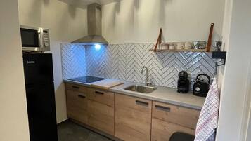 Fridge, microwave, dishwasher, coffee/tea maker