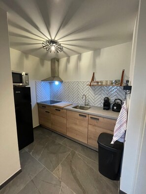 Réfrigérateur, micro-ondes, lave-vaisselle, cafetière/bouilloire