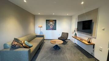 Télévision, table de tennis de table, livres