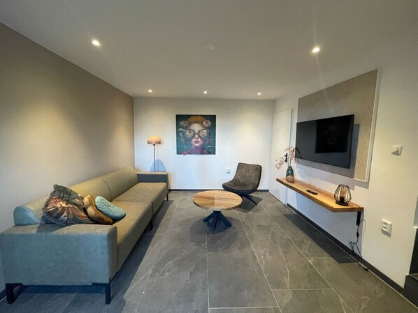 Télévision, table de tennis de table, livres