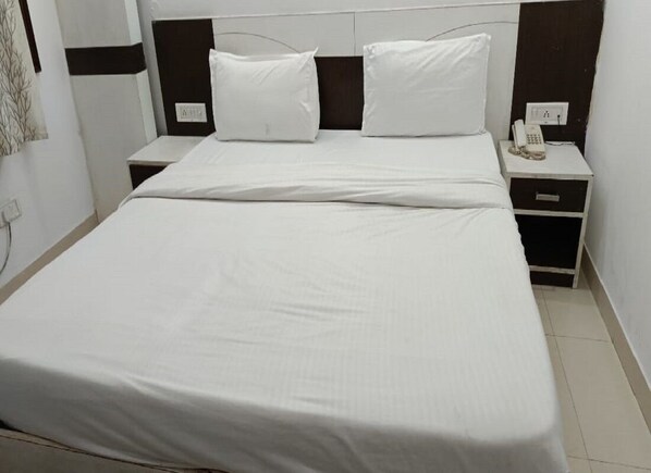 Deluxe Double Room | Free WiFi - Hotel TJS Grand (New Delhi)