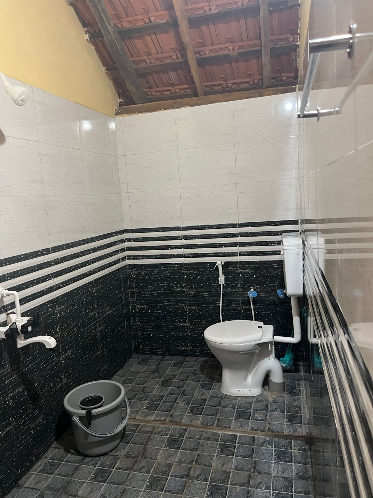 Classic Double Room, Garden View | Bathroom | Shower, free toiletries, towels, soap