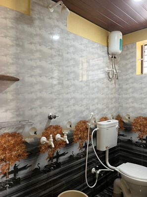 Kahden hengen classic-huone, näköala puutarhaan | Kylpyhuone | Suihku, ilmaiset hygieniatuotteet, pyyhkeet, saippua